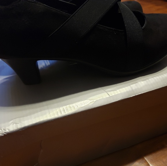 Catherine's black closed toe heels 10W - Picture 4 of 5